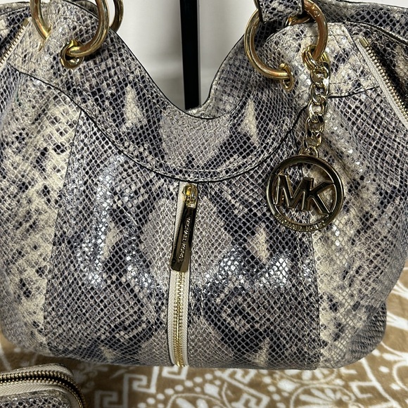 Michael Kors Rare Snake embossed Leather Moxley
Purse / Shoulder Bag with wallet - Picture 3 of 15